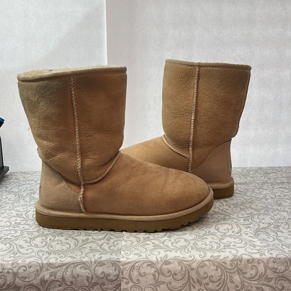 Ugg size 8 in good preowned condition - Picture 7 of 12